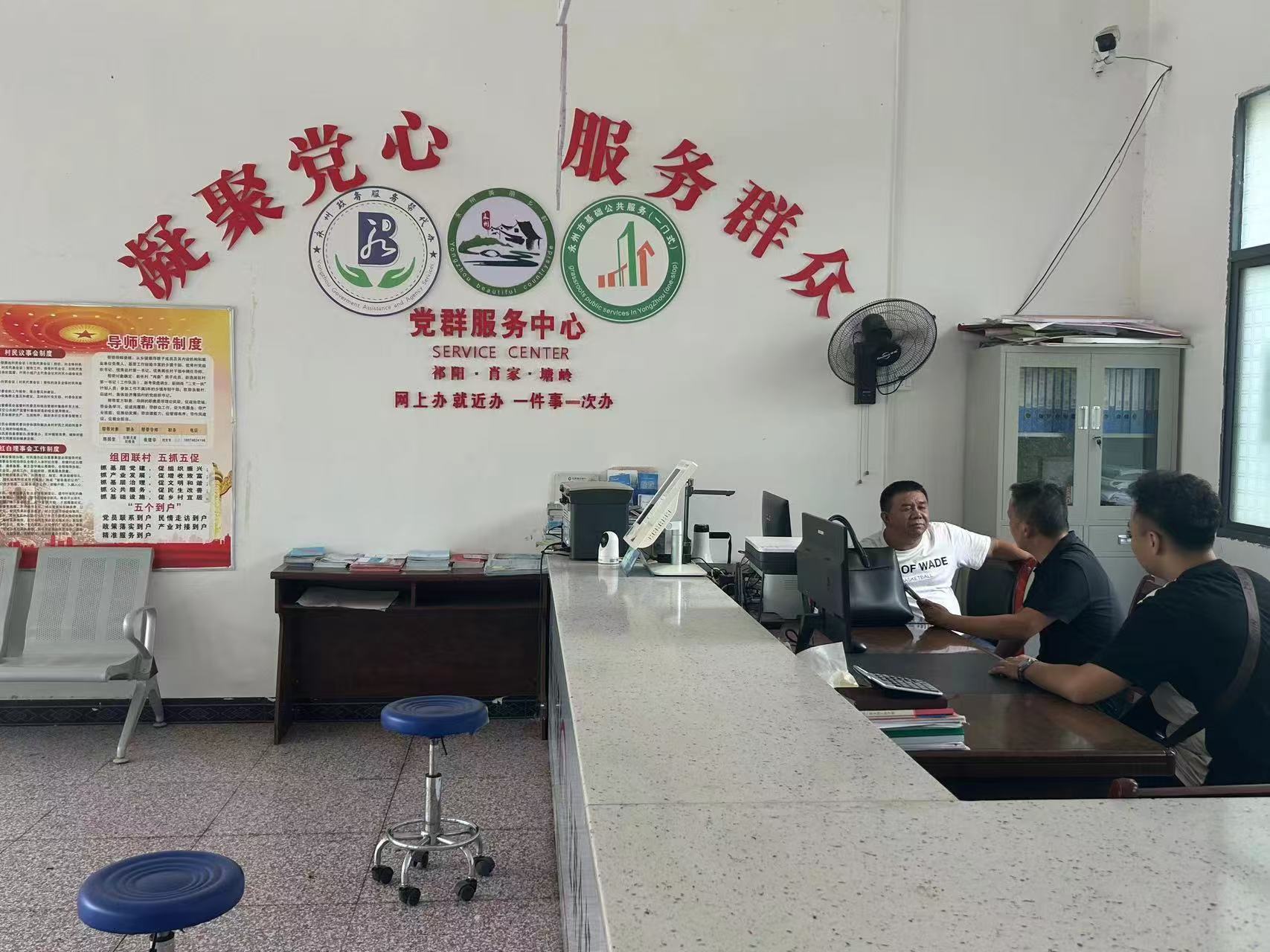 法律顾问现在为群众答疑解惑.jpg